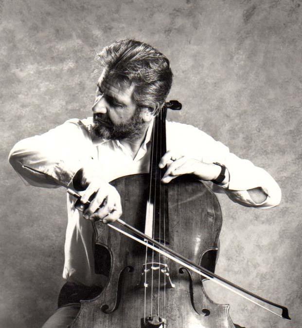 Leo Viola tocando el violoncello